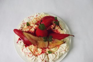 Pavlova cu pere posate in vin rosu