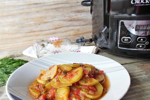 Mancare de dovlecei, cu ceapa verde si rosii la slow cooker Crock-Pot 4,7 L