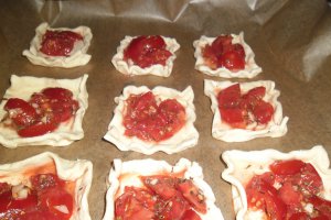 Mini tarte cu rosii