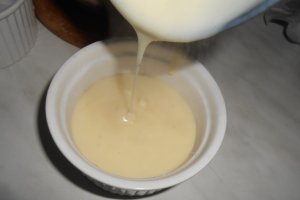 Budinca de vanilie cu dulceata de cirese semiamare