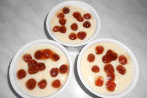 Budinca de vanilie cu dulceata de cirese semiamare