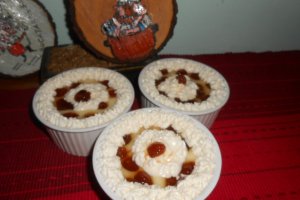 Budinca de vanilie cu dulceata de cirese semiamare