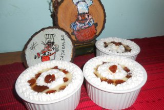 Budinca de vanilie cu dulceata de cirese semiamare