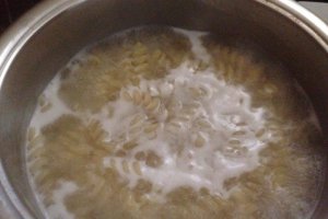 Paste cu praz, ceapa verde si smantana