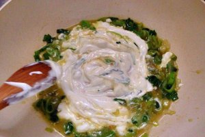 Paste cu praz, ceapa verde si smantana