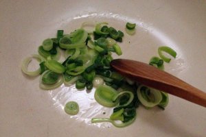 Paste cu praz, ceapa verde si smantana