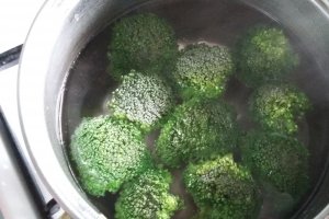 Paste cu broccoli si sos de rosii
