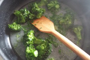 Paste cu broccoli si sos de rosii