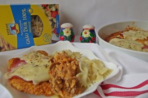 Piept de pui crocant cu paste si galbiori