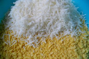 Piept de pui crocant cu paste si galbiori