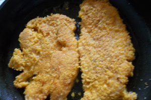 Piept de pui crocant cu paste si galbiori