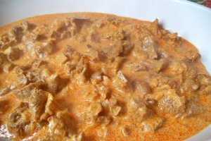 Piept de pui crocant cu paste si galbiori