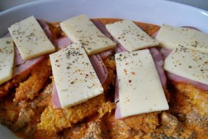 Piept de pui crocant cu paste si galbiori