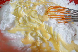 Pandispan cu fructe si crema fina de branza