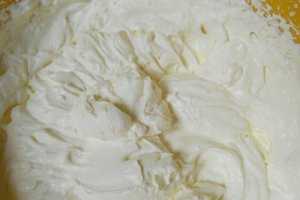 Pandispan cu fructe si crema fina de branza