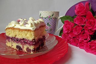 Pandispan cu fructe si crema fina de branza