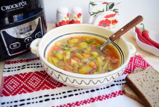 Ciorba de fasole verde si dovlecei la slow cooker Crock-Pot 4,7 L