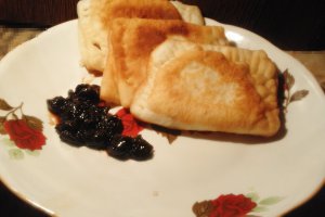 Langosi de post cu dulceata de cirese amare