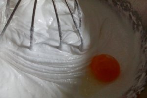Prajitura in straturi cu scortisoara si nuca