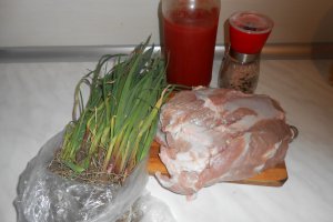 Spata de porc la cuptor, cu usturoi verde