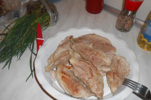 Spata de porc la cuptor, cu usturoi verde