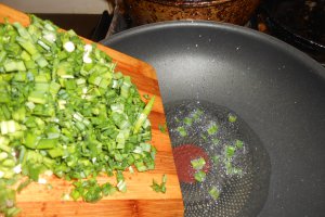 Spata de porc la cuptor, cu usturoi verde