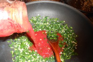 Spata de porc la cuptor, cu usturoi verde
