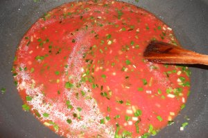 Spata de porc la cuptor, cu usturoi verde