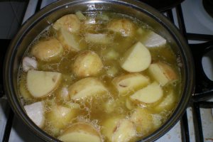 Mancarica de cartofi noi cu carne