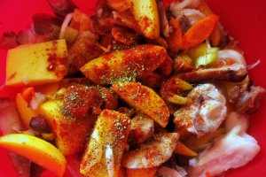 Pulpa de porc prefiarta, pe pat de legume, la cuptor
