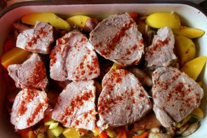 Pulpa de porc prefiarta, pe pat de legume, la cuptor