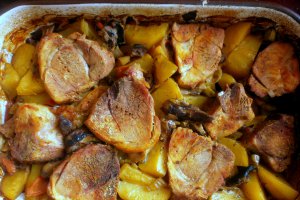 Pulpa de porc prefiarta, pe pat de legume, la cuptor
