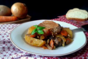Pulpa de porc prefiarta, pe pat de legume, la cuptor