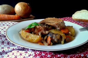 Pulpa de porc prefiarta, pe pat de legume, la cuptor