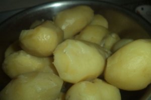 Bulete de cartofi cu soia, ardei si mujdei de usturoi