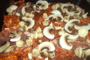 Carne cu ciuperci la cuptor si legume la tigaie