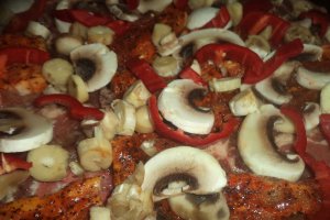 Carne cu ciuperci la cuptor si legume la tigaie