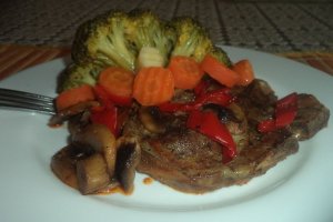 Carne cu ciuperci la cuptor si legume la tigaie