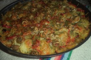 Tarta din cartofi cu legume si cascaval la cuptor
