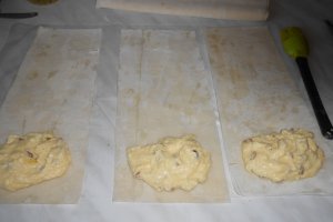 Strudele cu branza dulce si stafide aurii