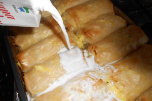 Strudele cu branza dulce si stafide aurii