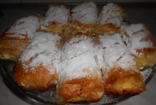 Strudele cu branza dulce si stafide aurii