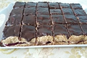 Prajitura cu mascarpone si sos de fructe de padure