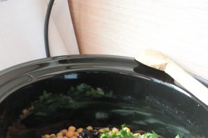 Mancare de post cu naut, legume, prune si fidea la slow cooker Crock-Pot