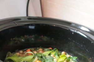 Mancare de post cu naut, legume, prune si fidea la slow cooker Crock-Pot