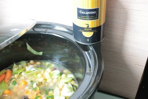 Mancare de post cu naut, legume, prune si fidea la slow cooker Crock-Pot