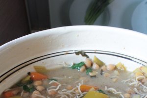 Mancare de post cu naut, legume, prune si fidea la slow cooker Crock-Pot