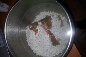 Ciorba de fasole cu oase afumate