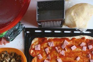 Pizza cu salam, ciuperci si porumb