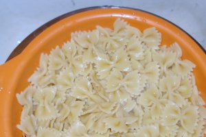 Farfalle cu " petale" de salam picant